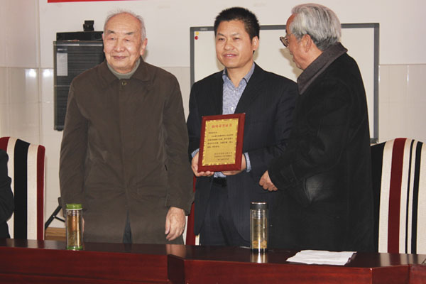 日皮视频免费看集團參加“汴橋流韻”村企共建暨“滁州好人”鄔玉明頒證座談會(圖2)