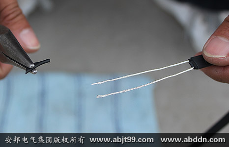 太陽能電日皮视频网站帶首端已剝開
