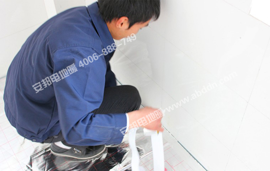 鋪設日皮视频免费看地暖專用反射膜